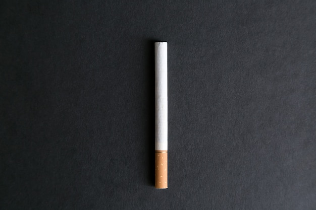 Une grosse cigarette entière avec du tabac