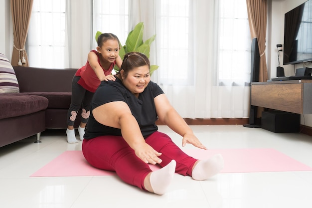 Grosse femme asiatique avec une petite fille exerçant un concept d'idée de perte de poids et de loisirs