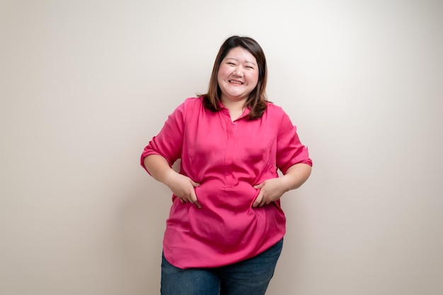 Grosse femme chemise rose Femme obèse Surpoids ventre gras du régime alimentaire de la femme Concept de bonheur et d'estime de soi