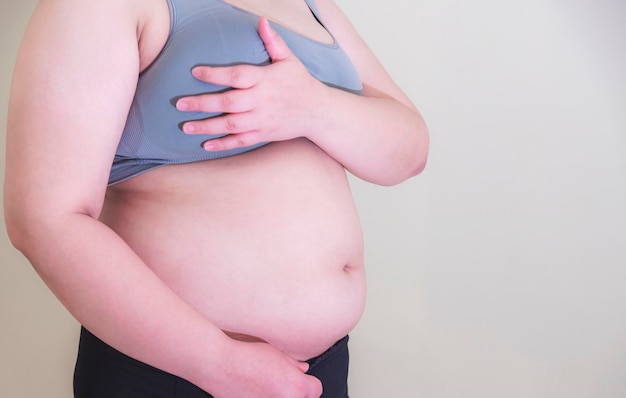 Grosse femme Façonner un muscle de l'estomac sain et un mode de vie diététique