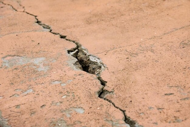 Grosse fissure sur le mur en gros plan