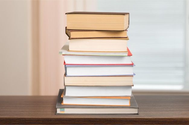 Grosse pile de livres sur une table en bois