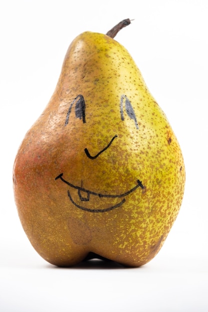 Une grosse poire avec un smiley peint sur un fond blanc isolé