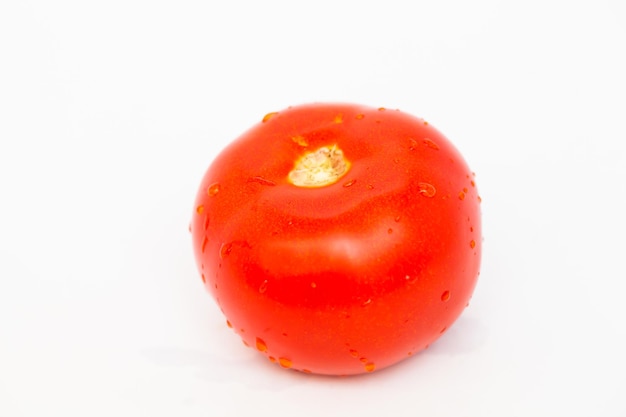 Grosse tomate rouge fraîche pour les vénitiens et les amateurs d'aliments naturels sains