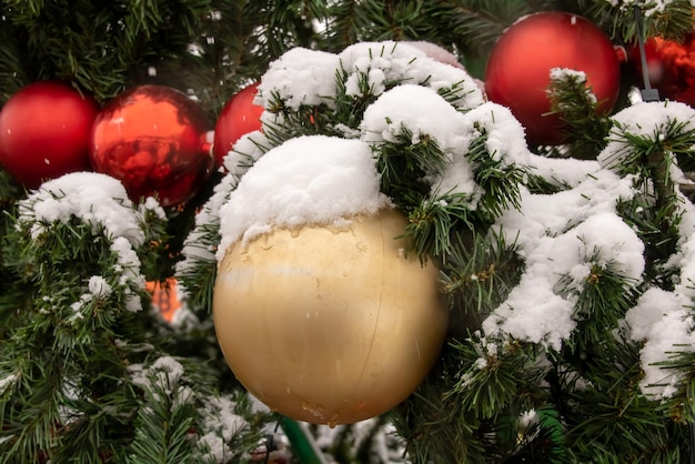 Grosses boules sur un arbre de Noël de rue