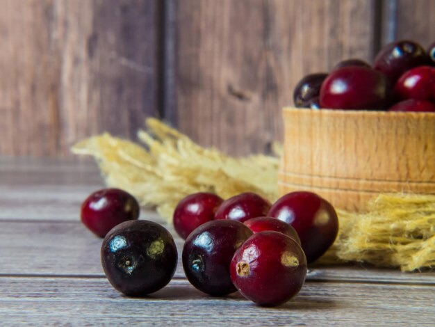 Grosses canneberges dans un bol en bois sur un fond en bois. Alimentation saine et nutrition. Place pour le texte.