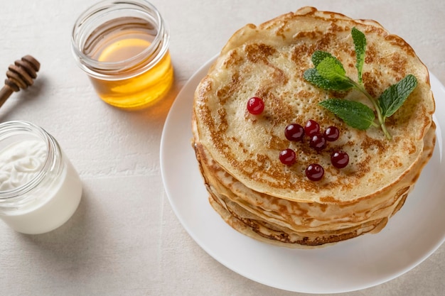 Grosses crêpes sur la table