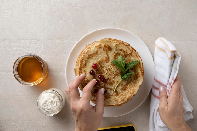 Grosses crêpes sur la table