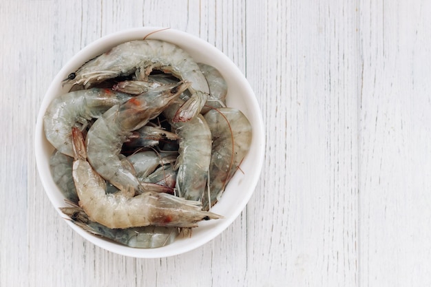 Grosses gambas crues sur une assiette