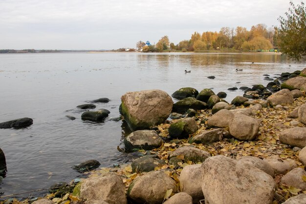 Grosses pierres sur la rive du lac en automne