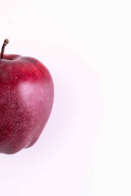 Grosses pommes rouges fraîches sur fond blanc