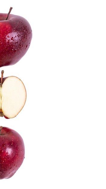 Grosses pommes rouges fraîches sur fond blanc