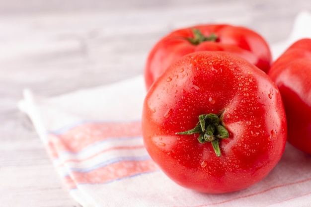 Grosses tomates roses avec des gouttelettes d'eau