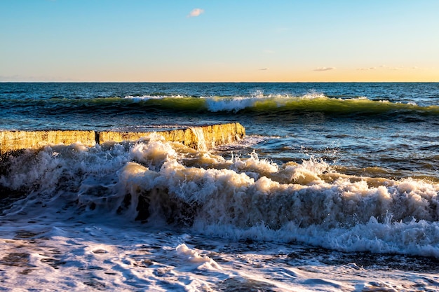 Grosses vagues sur la mer par temps clair