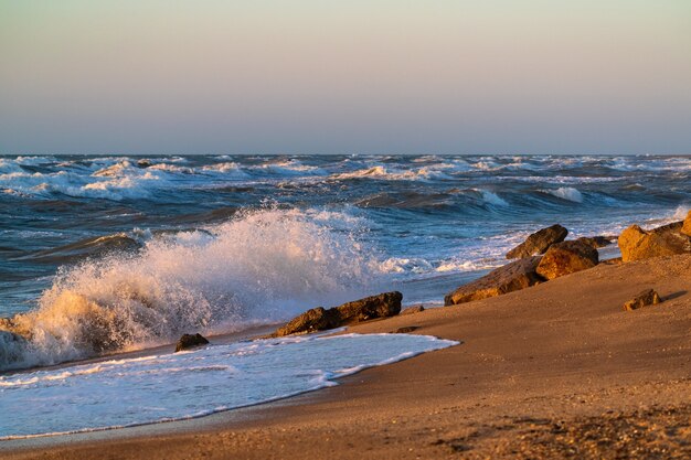 Grosses vagues sur une plage d'été vide