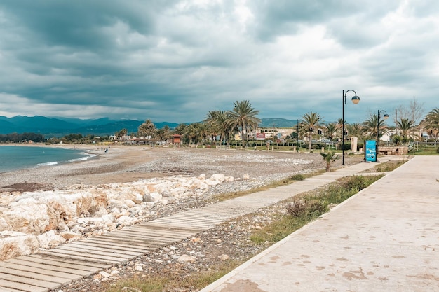 De grosses vagues se brisent sur le rivage rocheux de la mer MéditerranéeChypre