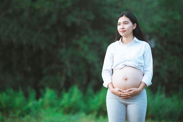 Grossesse maternité personnes et concept d'attente gros plan d'une femme enceinte heureuse