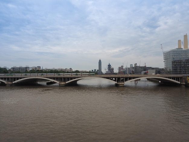 Grosvenor Bridge sur la Tamise à Londres