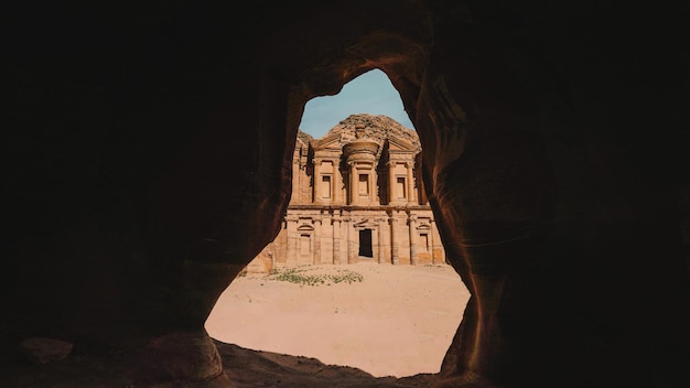 Photo une grotte avec un bâtiment en arrière-plan