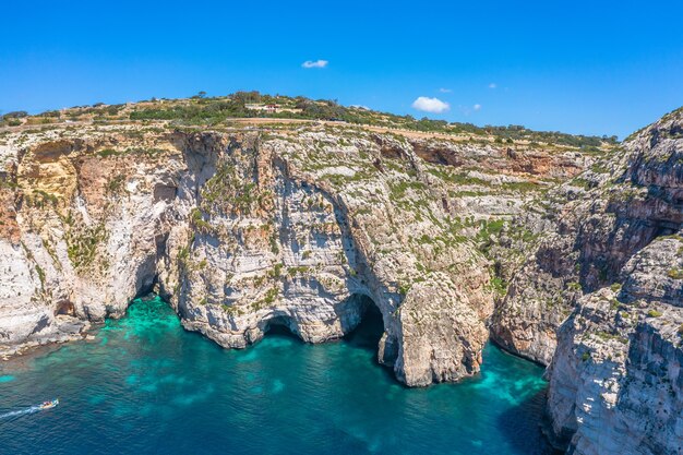 Grotte bleue à Malte, vue aérienne de la mer Méditerranée à l'île.