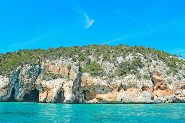 Grotte de la côte de Cala Gonone Sardaigne