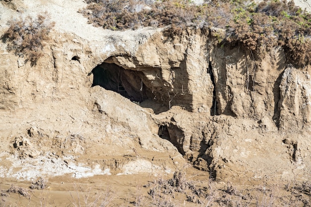 Grotte dans la montagne de sable