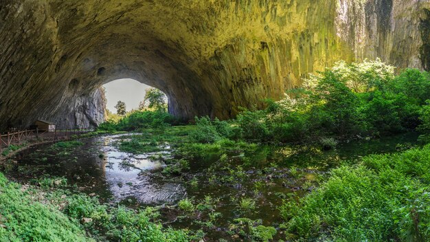 Grotte Devetashka en Bulgarie