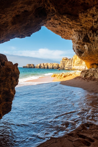 Une grotte entrant dans l'eau de la plage de Praia da Coelha Algarve Albufeira Portugal