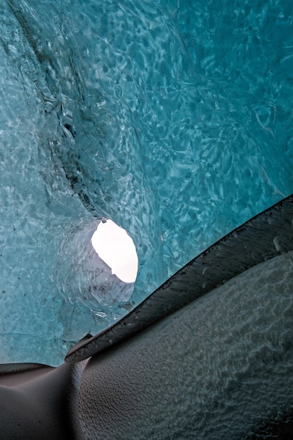 Grotte de glace de cristal près de Jokulsarlon