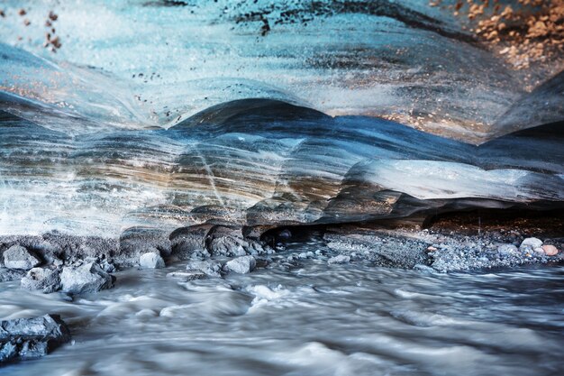 Grotte de glace dans le glacier dans les montagnes du Chili