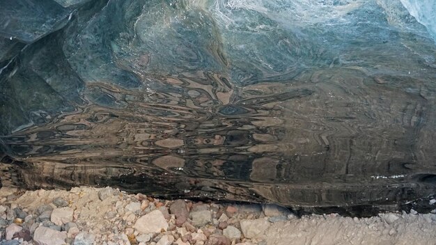 Grotte de glace dans le glacier tuyuksu des montagnes enneigées