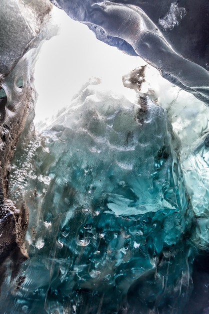 Grotte de glace située sous le glacier parmi la montagne de glace en Islande, c'est un point de repère fascinant