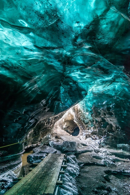 Grotte de glace située sous le glacier parmi la montagne de glace en Islande, c'est un point de repère fascinant