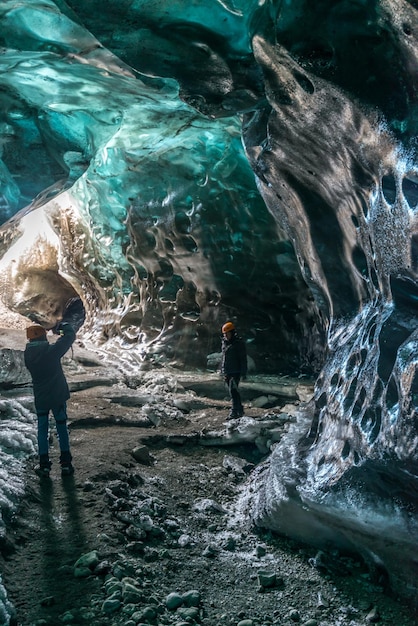 Grotte de glace située sous le glacier parmi la montagne de glace en Islande, c'est un point de repère fascinant