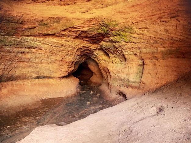 Grotte karstique naturelle Entrée sombre de la grotte Grotte dans le parc du domaine de Rozhdestveno près de la ville de Gatchina dans la région de Leningrad