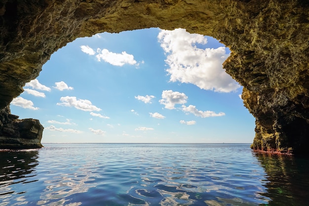 Grotte De La Mer Dans Le Rocher Par Une Belle Journée Ensoleillée.
