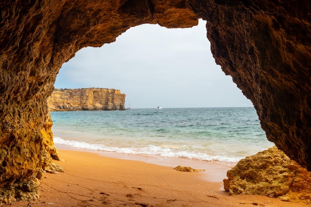 Grotte naturelle de l'Algarve en été sur la plage de Praia da Coelha Albufeira Portugal