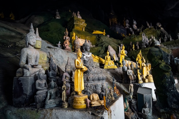 Grotte de Pak Ou sur le Mékong près de Luang Prabang, Laos... grotte de 5000 bouddhas