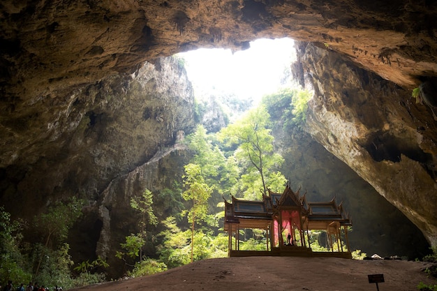 La grotte de Phraya Nakhon est l'attraction la plus populaire est un pavillon à quatre pignons construit sous le règne du roi Rama sa beauté et son identité distinctive le pavillon de Prachuap Khiri Khan Thaïlande