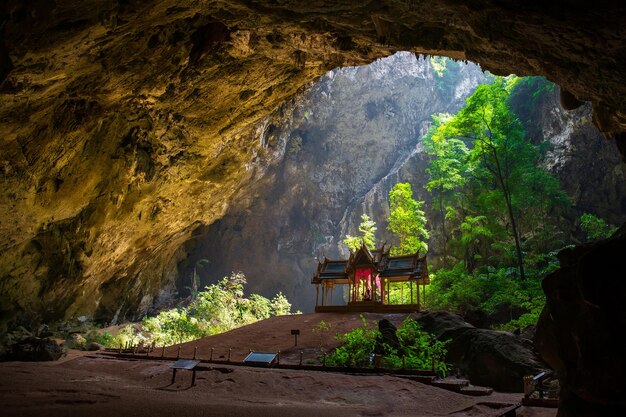 La grotte de Phraya Nakhon est l'attraction la plus populaire est un pavillon à quatre pignons