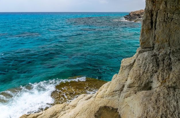 La grotte pittoresque inhabituelle est située sur la côte méditerranéenne Chypre Ayia Napa