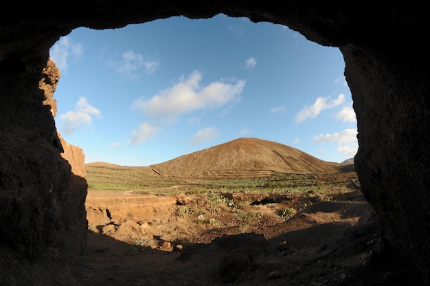 Grotte près d'un volcan dans le désert en espagne