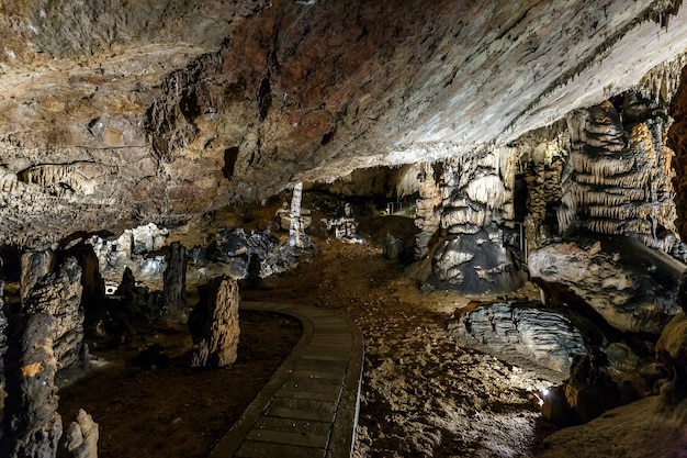 Grotte avec sentier en béton