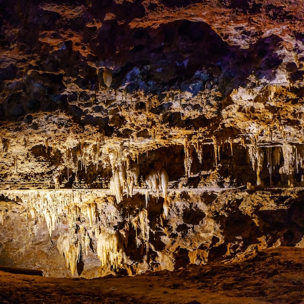 Grotte de stalagtite aux multiples couleurs et trous dans la roche