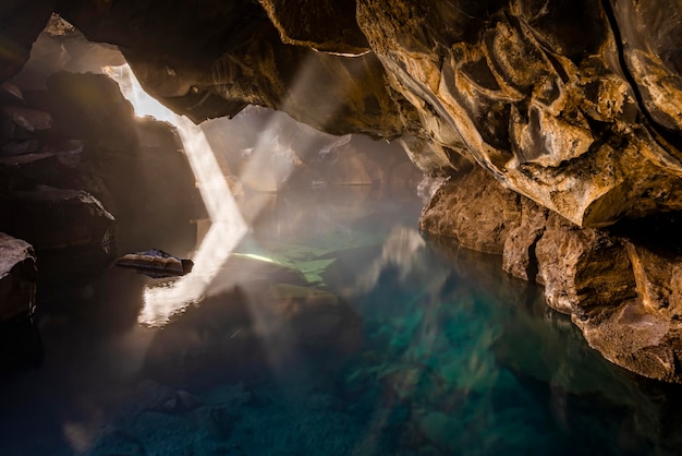 Grotte volcanique de Grjotagja avec une eau thermale incroyablement bleue et chaude près du lac Myvatn La grotte géothermique et les zones de grottes d'Islande présentées dans Game of Thrones