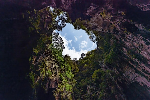 Grottes de Batu montagnes calcaires grotte vue depuis le bas à Kuala Lumpur Malaisie