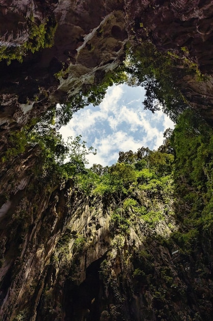 Grottes de Batu montagnes calcaires grotte vue depuis le bas à Kuala Lumpur Malaisie