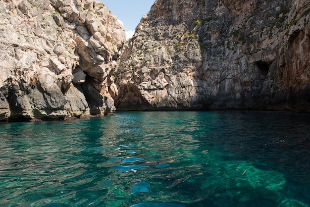 Grottes bleues et falaises vues depuis un voyage en bateau à Malte