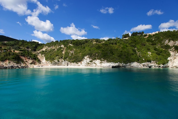 Grottes bleues le long du rivage de l'île de Zakynthos Grèce