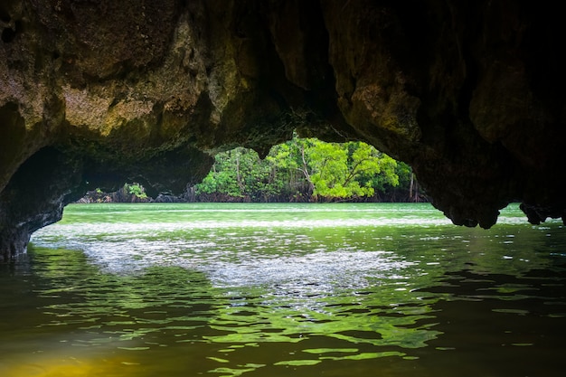 Grottes dans les falaises de calcaire, Phang Nga Bay, Thaïlande